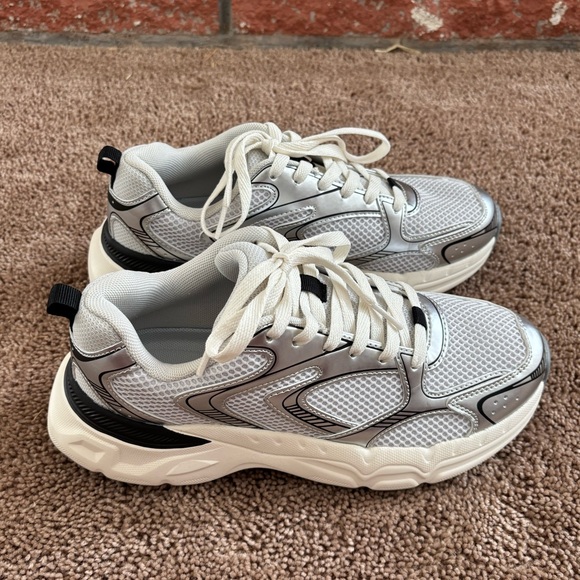 Stylish White and Gray Sneakers - Picture 4 of 8